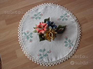 Centrino ricamato a punto croce colore ecrù