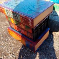 Mobiletto stile vintage a forma di libri impilati