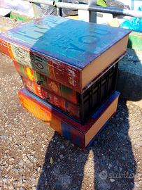 Mobiletto stile vintage a forma di libri impilati