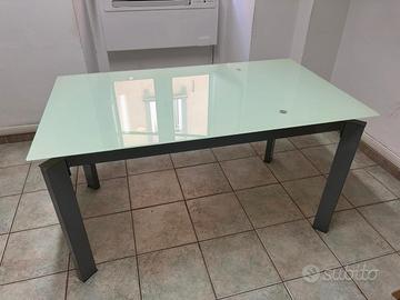Tavolo con piano in vetro temperato