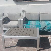 divanetto e 2 poltrone più tavolino 