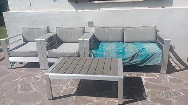 divanetto e 2 poltrone più tavolino 