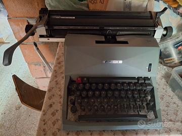 macchina da scrivere Olivetti 82