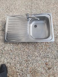 lavello cucina con miscelatore