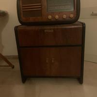 Radio d'epoca e mobiletto coordinato