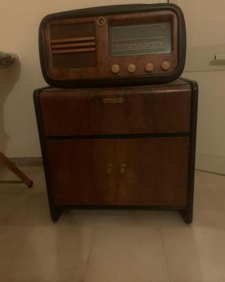 Radio d'epoca e mobiletto coordinato