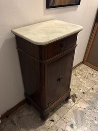 Mobiletto con piano in marmo