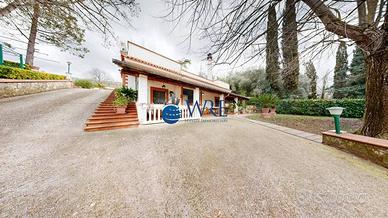 Rustico / Casale di 2392 m² con 3 locali e box aut