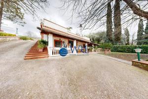 Rustico / Casale di 2392 m² con 3 locali e box aut