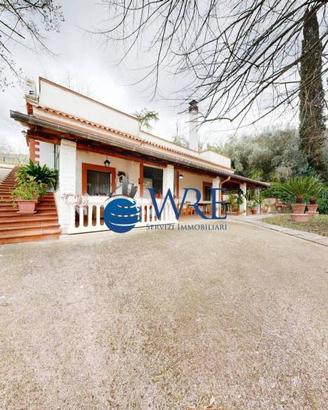 Rustico / Casale di 2392 m² con 3 locali e box aut