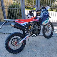 Moto enduro fantic 250 4 tempi