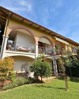 Villa di 180 m² con più di 5 locali e box auto a A