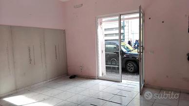 Pianura - negozio 33 mq fronte strada