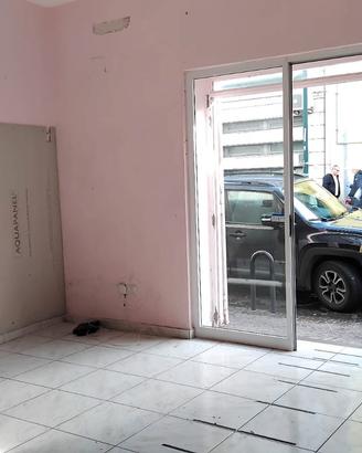 Pianura - negozio 33 mq fronte strada