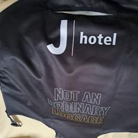 Coprivaligia promozionale del J hotel.