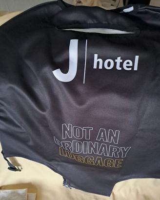 Coprivaligia promozionale del J hotel.