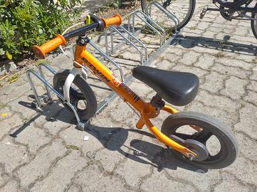 Bicicletta senza pedali con freno