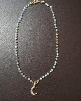 collana con pietre in vetro colorate 