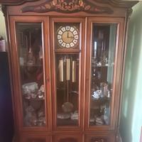 Mobile vetrinetta con orologio a pendolo