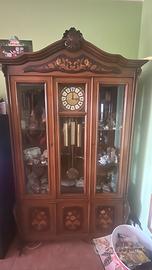 Mobile vetrinetta con orologio a pendolo