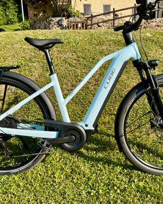 E-bike CUBE Touring Hybrid ONE 600 PARI AL NUOVO