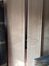 Armadio in legno tamburato. 