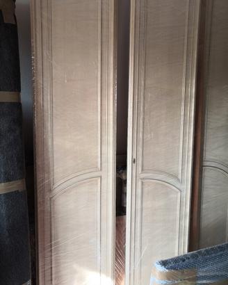 Armadio in legno tamburato. 