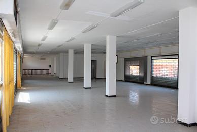 Locale commerciale bilivelli ampia metratura