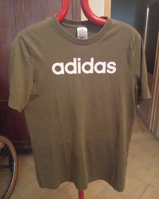 T-shirt Adidas
Taglia S
Colore verde militare