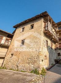 Rustico / Casale di 300 m² con più di 5 locali a T