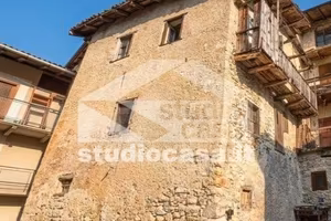 Rustico / Casale di 300 m² con più di 5 locali a T