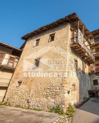 Rustico / Casale di 300 m² con più di 5 locali a T