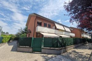 VILLA A SCHIERA A LIMBIATE
