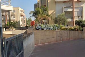 Ampio box auto con ripostiglio