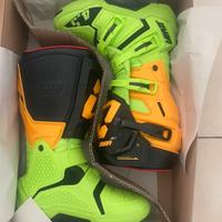 Stivali e caschi motocross enduro