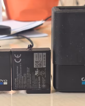 GoPro caricabatterie doppio + 2 batterie HERO5/6/7
