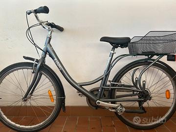 Bici da città b’ebike con cestino e portapacchi
