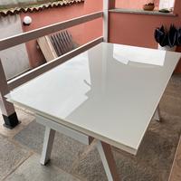 Tavolo in cristallo bianco