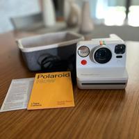 Polaroid Now con custodia