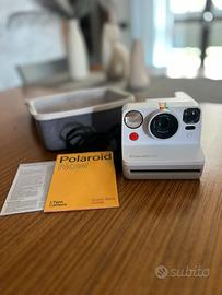 Polaroid Now con custodia
