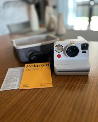 Polaroid Now con custodia