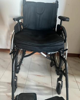 Carrozzina,sedia a rotelle pieghevole