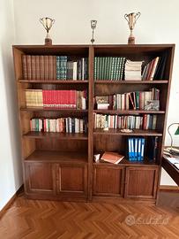 Grande libreria in legno noce con 4 ante e ripiani