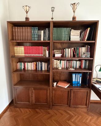 Grande libreria in legno noce con 4 ante e ripiani
