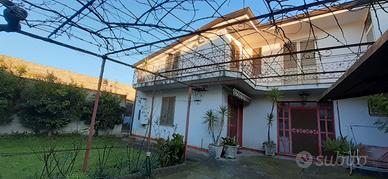 Casa indipendente giardino e posti auto in centro