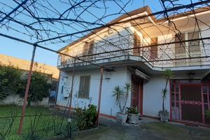 Casa indipendente giardino e posti auto in centro