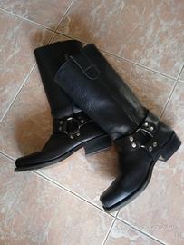 stivali in pelle cuoio neri