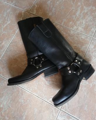 stivali in pelle cuoio neri