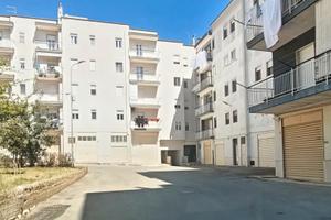 Box di 98 mq in via Giorgio Amendola