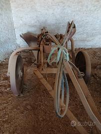 Aratro monovomere con punte e vomeri compresi nel